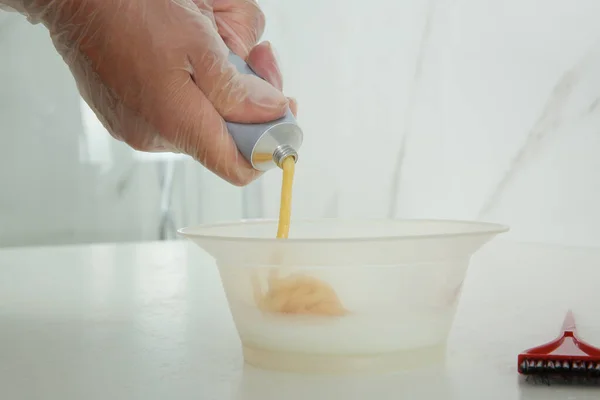 Frau Bereitet Färbemittel Für Haarfärbung Weißen Tisch Drinnen Vor Nahaufnahme — Stockfoto