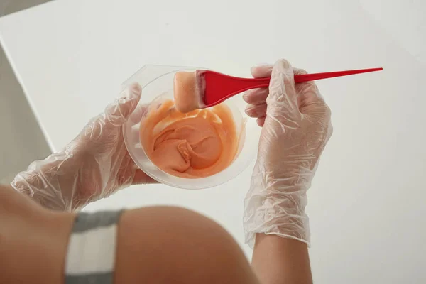 Mujer Preparando Tinte Para Coloración Del Cabello Mesa Blanca Interior — Foto de Stock