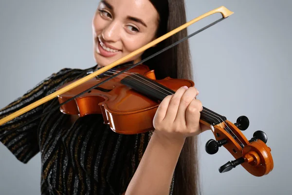 Mulher Bonita Tocando Violino Fundo Cinza Close — Fotografia de Stock