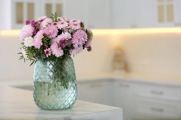 Vase Avec Belles Fleurs Chrysanthème Sur Table Dans Cuisine Espace — Photo