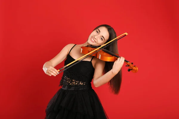 Mulher Bonita Tocando Violino Fundo Vermelho — Fotografia de Stock