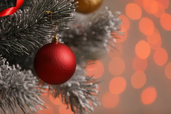 Boule Noël Rouge Accrochée Sapin Noël Contre Les Lumières Floues — Photo