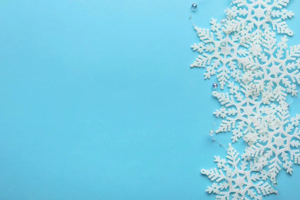 Piękne Płatki Śniegu Dekoracyjne Kulki Jasnoniebieskim Tle Płaskie Układanki Miejsce — Zdjęcie stockowe
