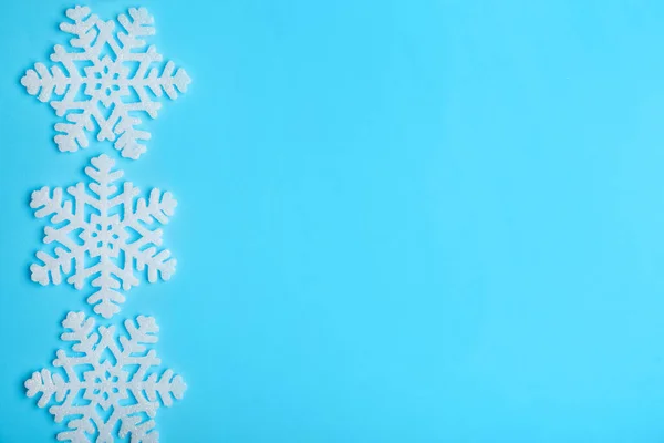 Hermosos Copos Nieve Decorativos Sobre Fondo Azul Claro Disposición Plana — Foto de Stock