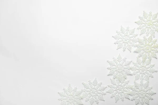 Hermosos Copos Nieve Decorativos Sobre Fondo Blanco Disposición Plana Espacio — Foto de Stock