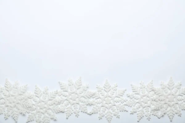 Belos Flocos Neve Decorativos Sobre Fundo Branco Flat Lay Espaço — Fotografia de Stock
