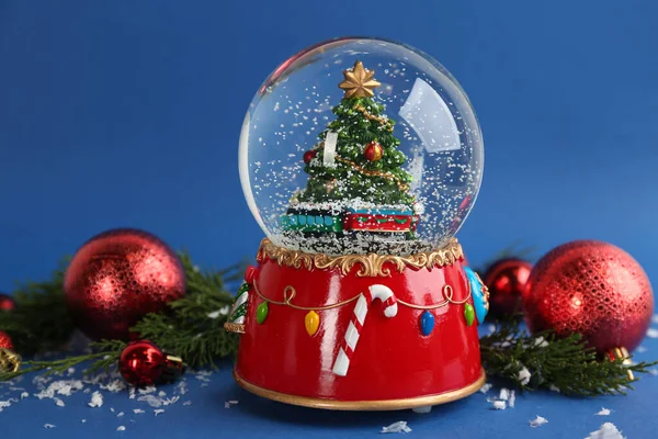Krásná Sněhová Koule Vánoční Koule Jehličnaté Větvičky Modrém Pozadí — Stock fotografie
