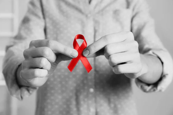 Journée Mondiale Maladie Sida Femme Tenant Ruban Rouge Gros Plan — Photo