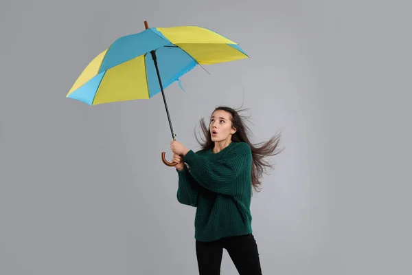 Mujer Emocional Con Paraguas Atrapado Ráfaga Viento Sobre Fondo Gris — Foto de Stock