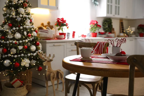 Copa Bebidas Bastones Caramelo Mesa Madera Cerca Del Árbol Navidad — Foto de Stock