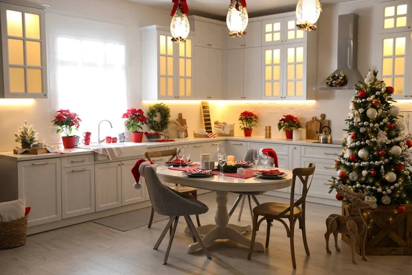 别致的厨房内部装饰精美的圣诞装饰 — 图库照片
