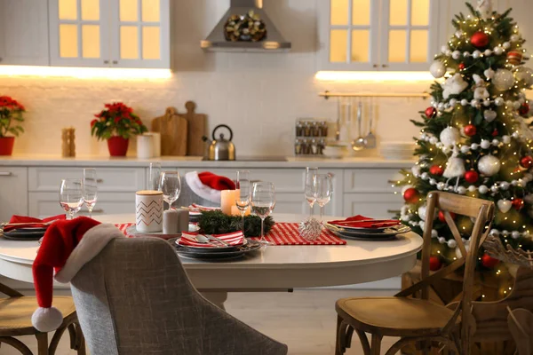 Tavolo Con Stoviglie Bella Cucina Interno Decorato Natale — Foto Stock