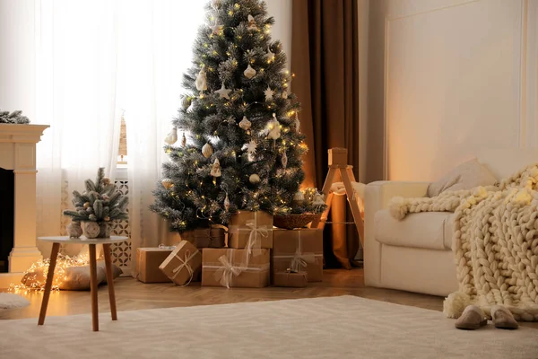 Hermoso Salón Interior Con Árbol Navidad Decorado Regalos — Foto de Stock