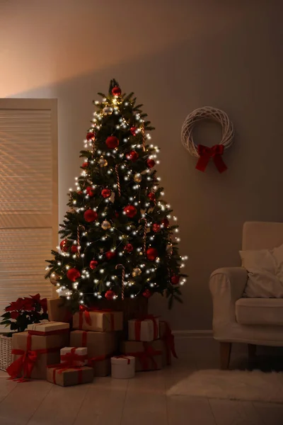 Bela Árvore Natal Decorada Sala Estar Interior Festivo — Fotografia de Stock