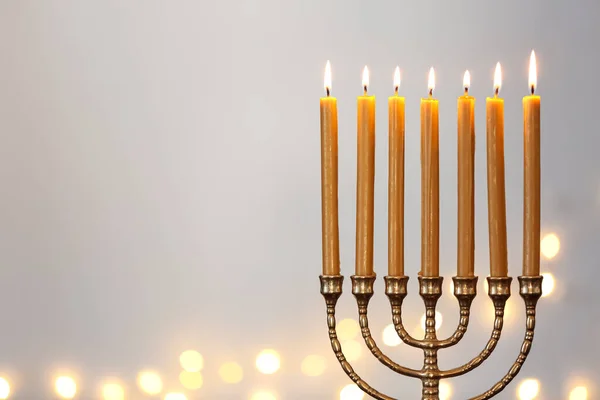 Gouden Menorah Met Brandende Kaarsen Tegen Lichtgrijze Achtergrond Wazig Feestelijk — Stockfoto