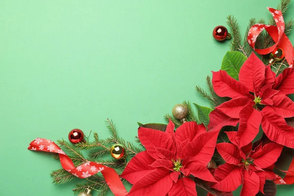 Composizione Laica Piatta Con Poinsettias Fiori Natalizi Tradizionali Decorazioni Natalizie — Foto Stock