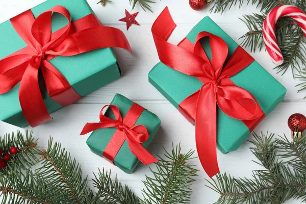 Composição Leigos Planos Com Caixas Presente Decorações Natal Mesa Madeira — Fotografia de Stock