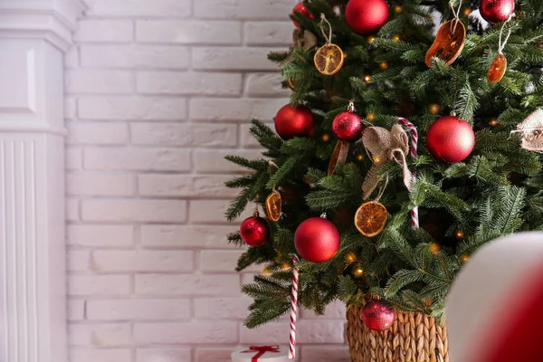 Gyönyörű Díszített Karácsonyfa Közelében Fehér Téglafal Beltéri Közelkép Szöveg Helye — Stock Fotó