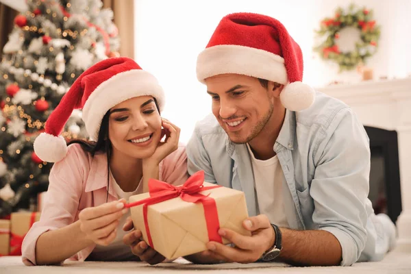 Happy Couple Santa Hats Christmas Gift Home — Stock Photo, Image