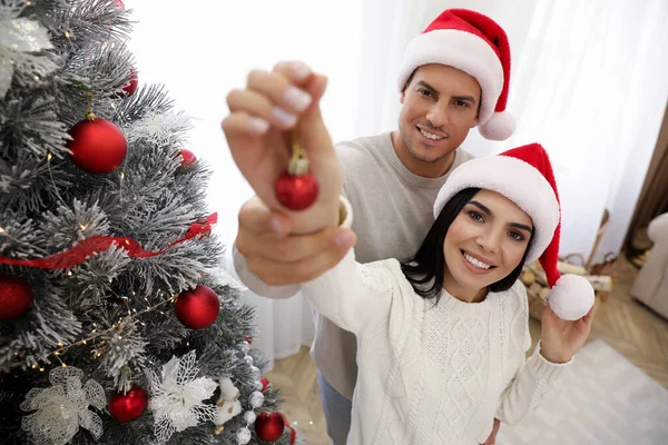 クリスマスツリーを自宅で飾る幸せなカップル 上記のビュー — ストック写真