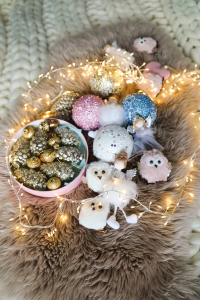 Hermosas Bolas Árboles Navidad Juguetes Luces Hadas Piel Sintética Vista — Foto de Stock