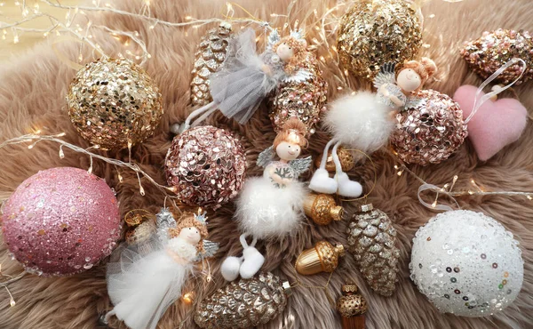 Prachtige Kerstboom Kerstballen Speelgoed Feeënlampjes Nepbont Bovenaanzicht — Stockfoto
