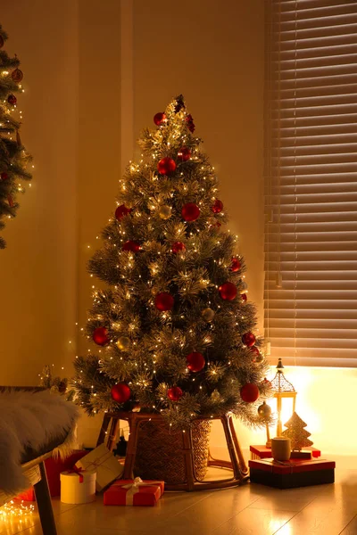お祝いの部屋のインテリアで美しい装飾クリスマスツリー — ストック写真