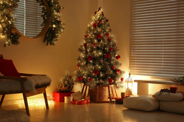 Mooie Versierde Kerstboom Feestelijke Ruimte Interieur — Stockfoto