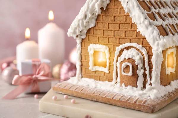 Schöne Lebkuchenhaus Mit Sahnehäubchen Auf Hellem Tisch Dekoriert Nahaufnahme — Stockfoto