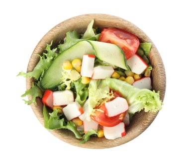 Yengeç çubuklu lezzetli salata ve beyaz arka planda ahşap kasede marul.