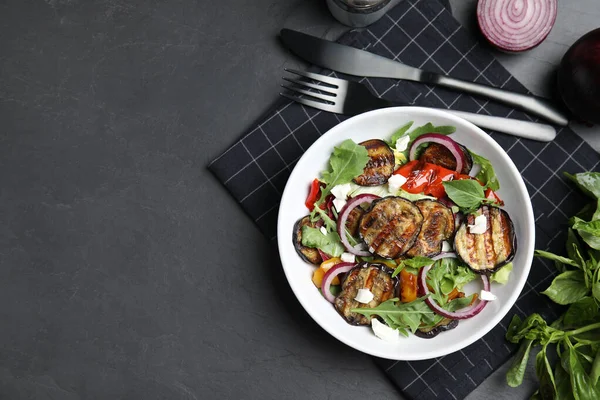 Deliciosa Ensalada Con Berenjena Asada Queso Rúcula Servida Sobre Mesa — Foto de Stock