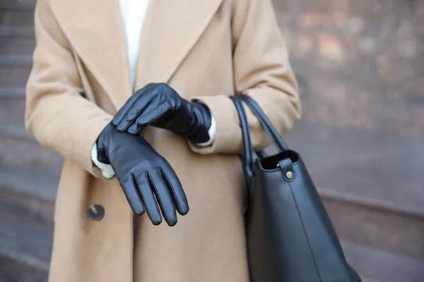 Frau Mit Lederhandschuhen Und Stylischer Tasche Auf Der Stadtstraße Nahaufnahme — Stockfoto