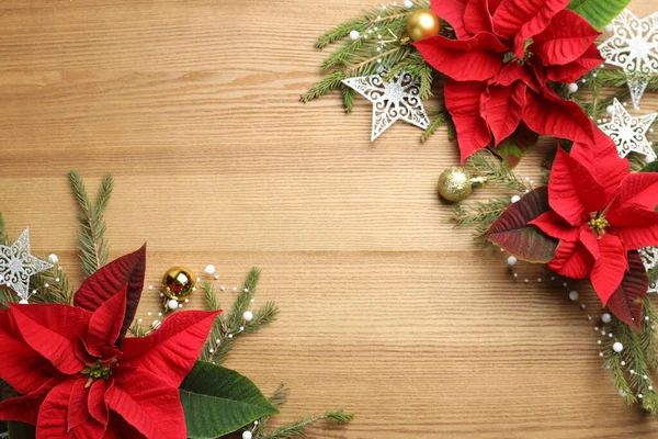 Composizione Posata Piatta Con Poinsettias Fiori Natale Tradizionali Decorazioni Natalizie — Foto Stock