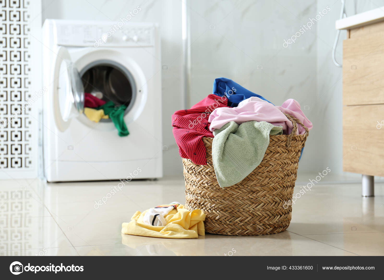 Proutěný Koš Prádlo Různými Šaty Podlaze Blízkosti Pračky Koupelně Mezera —  Stock Fotografie © NewAfrica #433361600