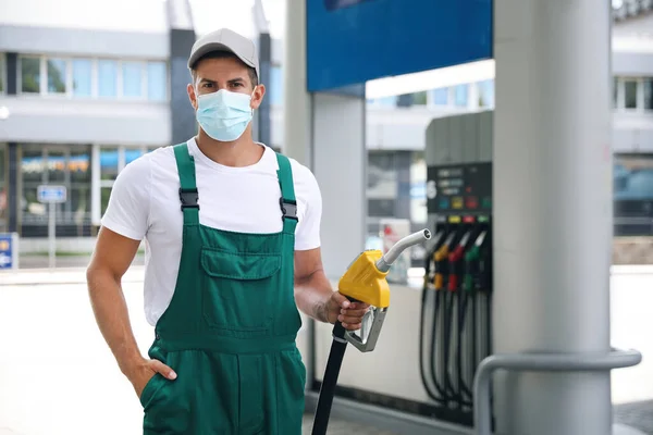 Lucrător Mască Duză Pompă Combustibil Benzinărie Modernă — Fotografie, imagine de stoc