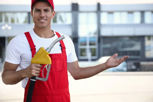 Operaio Con Ugello Pompa Carburante Presso Moderna Stazione Servizio — Foto Stock