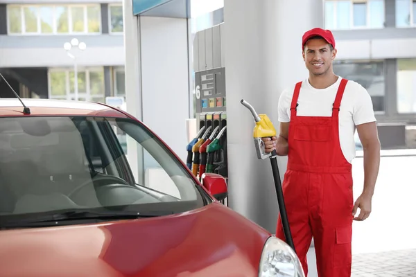 Trabalhador Com Bico Bomba Combustível Perto Carro Posto Gasolina Moderno — Fotografia de Stock