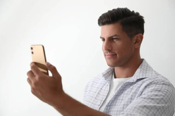 Homem Desbloqueando Smartphone Com Scanner Facial Fundo Branco Verificação Biométrica — Fotografia de Stock