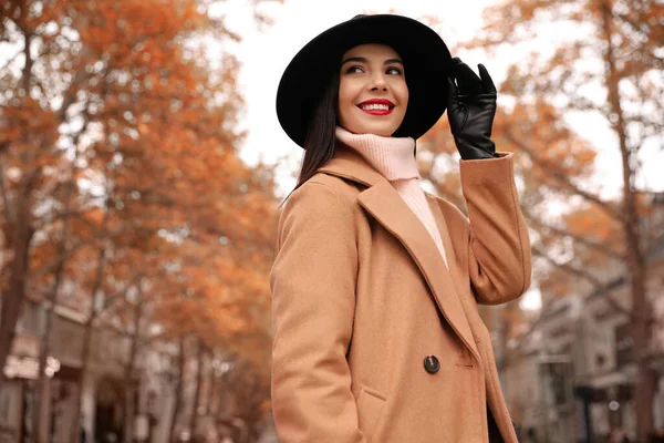 Jovem Mulher Vestindo Roupas Elegantes Rua Cidade Espaço Para Texto — Fotografia de Stock