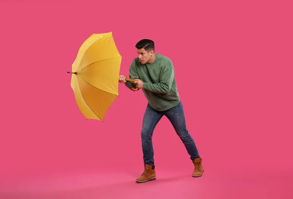 Emocional Hombre Con Paraguas Atrapado Ráfaga Viento Sobre Fondo Rosa — Foto de Stock