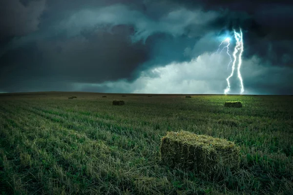 Прекрасная Гроза Над Зеленым Полем Молния Бьет Темного Облачного Неба — стоковое фото