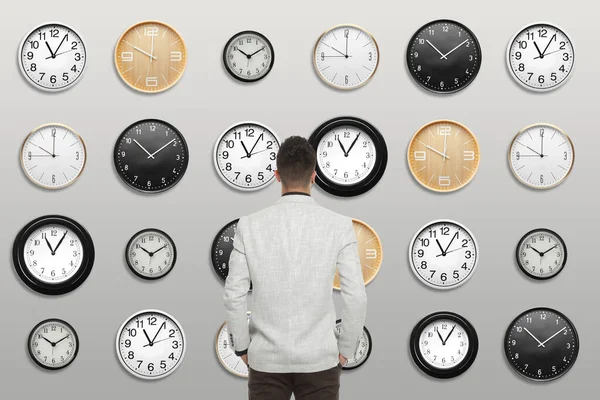 Concepto Gestión Del Tiempo Empresario Pie Frente Diferentes Relojes Sobre — Foto de Stock