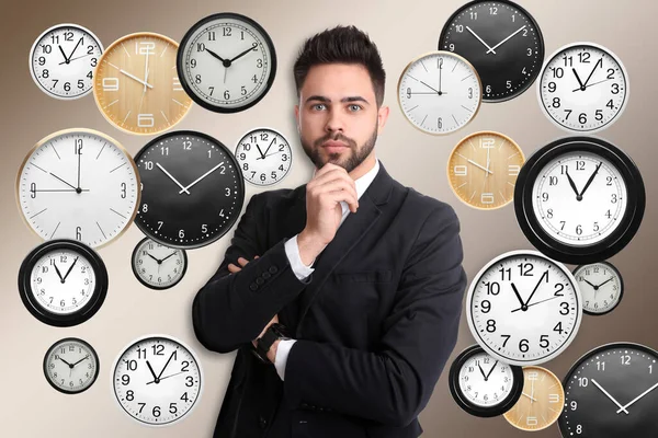 Concepto Gestión Del Tiempo Pensativo Hombre Negocios Rodeado Diferentes Relojes —  Fotos de Stock