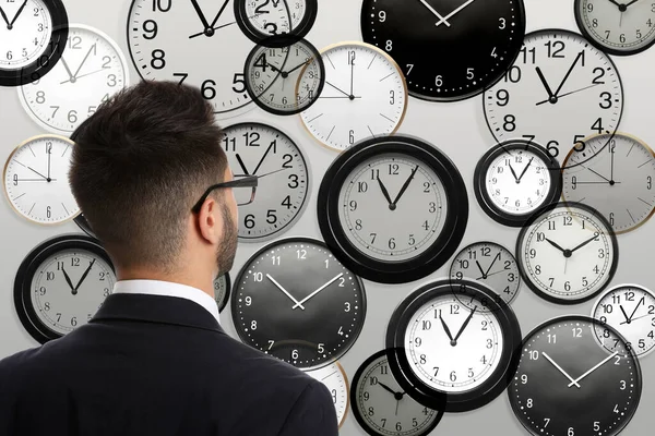 Concepto Gestión Del Tiempo Empresario Pie Frente Diferentes Relojes Sobre —  Fotos de Stock