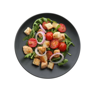 Lezzetli taze tavuk salatası. Sebzeler ve kızarmış ekmekler beyaza izole edilmiş.