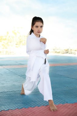 Kimonolu kız dışarıda Tatami 'de karate çalışıyor.