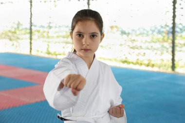 Kimonolu kız dışarıda Tatami 'de karate çalışıyor.