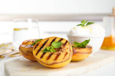 Lezzetli ızgara şeftali, ballı ve nane şekerli.