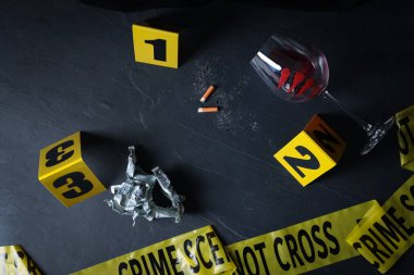 Siyah arkaplanda kanıt ve olay yeri işaretleri olan düz kompozisyon