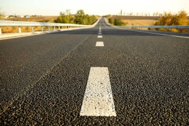 Boş asfalt otobanın güzel manzarası. Yolculuk